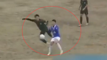 Cầu thủ nhí Trung Quốc gây phẫn nộ khi đạp vào người đối thủ