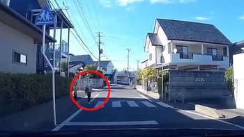 Bé gái Nhật cúi đầu cảm ơn tài xế ôtô khi được nhường đường
