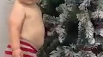 Bé trai cười 'thảo mai' khi bị mẹ phát hiện phá cây thông Noel