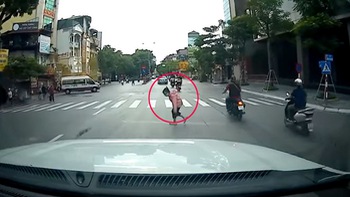 Bé gái liên tục cúi đầu cảm ơn tài xế ôtô khi được nhường đường
