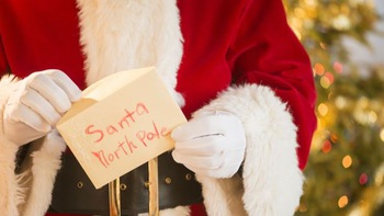 Bé gái 9 tuổi gửi thư xin ông già Noel đến... 12 món quà