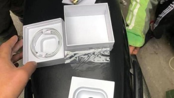 Shipper bị lừa giao tai nghe Airpods 1,5 triệu, mở ra là 3 cục pin