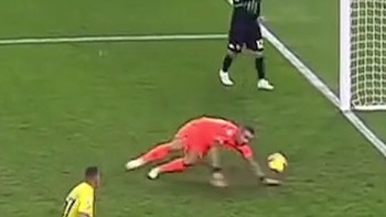 Thủ môn nằm bất lực trước pha chuyền bóng về 'báo hại' của đồng đội
