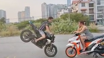 Chàng trai gặp nạn khi trổ tài bốc đuôi môtô trước mặt bạn gái