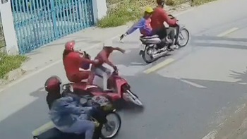 Cô gái đi xe máy bị cướp giật túi xách ngã trượt dài trên đường