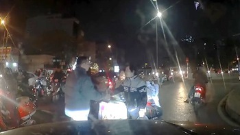 Hai người đàn ông bắt tay giảng hòa sau va chạm giao thông