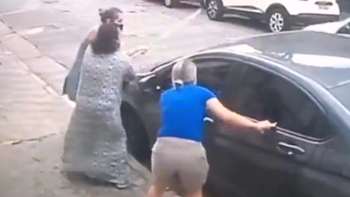 Ba người phụ nữ bất lực khi bị cướp ôtô trước cửa nhà