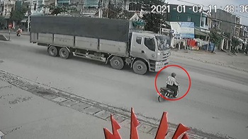 Người đàn ông drift xe máy tránh ôtô tải vượt đèn đỏ