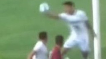 Cầu thủ học Suarez, dùng tay cứu thua giúp đội nhà chiến thắng