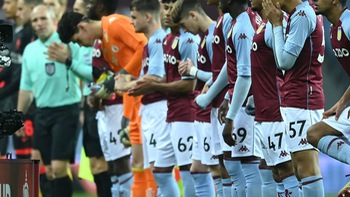 Cầu thủ Aston Villa nhờ bố mẹ chở đến sân để đá với Liverpool