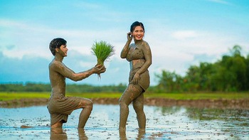 Bộ ảnh cưới đúng nghĩa 'lên bờ xuống ruộng' của cặp đôi Philippines