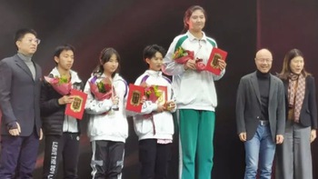 Mới 13 tuổi, nữ VĐV bóng rổ Trung Quốc đã cao 2m26