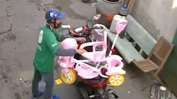 Thanh niên chạy xe tay ga trộm xe đẩy em bé