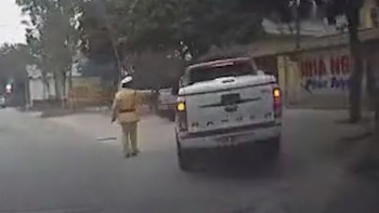 Tài xế ôtô vượt ẩu bị cảnh sát giao thông tuýt còi