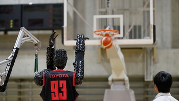 Robot chơi bóng rổ gây kinh ngạc ở Nhật Bản