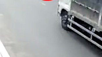 Xe tải phanh cháy đường khi người đàn ông lao ra chặn đầu ăn vạ