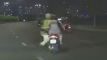 Nam thanh niên phạm luật rồ ga bỏ chạy, mặc CSGT đang bám xe máy