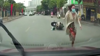 Mẹ bỏ xe máy giữa đường khi làm rơi con nhỏ sau va chạm
