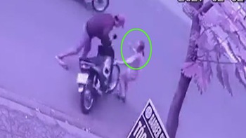 Cô gái giằng co với tên trộm để giành lại xe máy