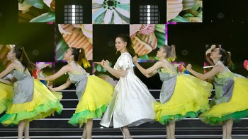 Hồ Ngọc Hà mang vũ điệu 'chổi lông gà' lên sân khấu Gala nhạc Việt