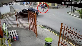 Thanh niên chạy xe đạp drift như phim khi tránh ôtô