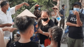 Ba mẹ Vân Quang Long thay con trai làm từ thiện