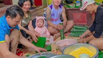 Quang Hải gói bánh tét cùng gia đình