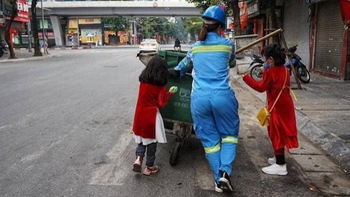Theo mẹ đi làm ngày Tết, 2 bé gái khiến netizen xúc động dâng trào