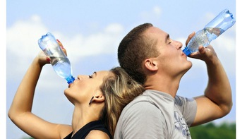 Chỉ cần uống đủ nước, đủ 'cân' nhiều rắc rối của sức khỏe…