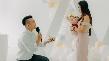 Chàng trai cầu hôn bạn gái 10 năm bằng 'bó hoa' gà rán