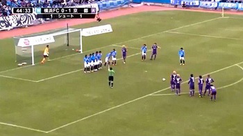 Đội bóng Nhật dàn xếp đá phạt ‘ảo tung chảo’ đánh lừa đối thủ