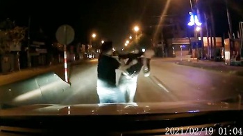 Thanh niên 'múa quạt' chặn đầu ôtô bị tài xế đấm tới tấp