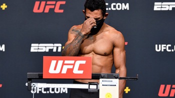 Võ sĩ UFC khóc nức nở khi biết mình bị thừa cân