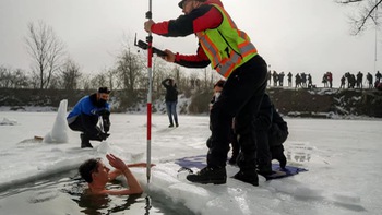 Người đàn ông lập kỷ lục thế giới khi bơi dưới băng