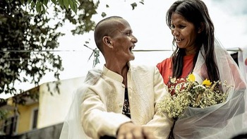 Bộ ảnh cưới của vợ chồng nhặt ve chai gây sốt mạng xã hội