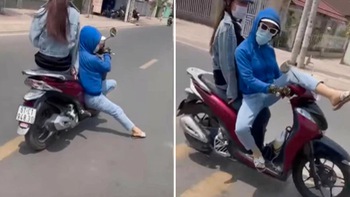 Cô gái chạy xe máy 'làm xiếc' trên phố, hết ngồi bệt lại vắt chân