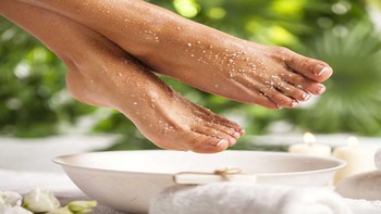 Dùng giấm làm đẹp đôi chân, chống nấm da và viêm nhiễm