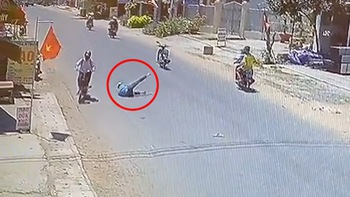 Chàng trai ngơ ngác tìm xe máy sau cú ngã trượt dài