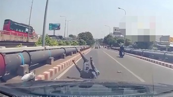 Dừng xe máy giữa cầu để nhặt tiền rơi, người đàn ông bị ôtô tông