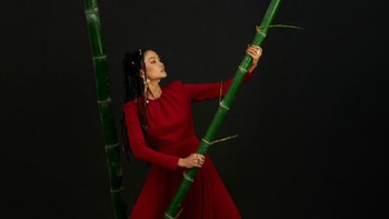 Hoa hậu H'Hen Niê 'đội  đá' chụp ảnh đề cao nữ quyền ngày 8-3.