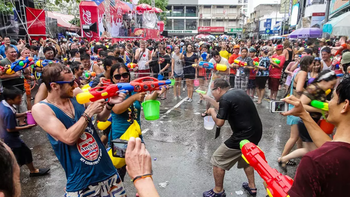Ô là la, lễ hội Songkran vẫn được tổ chức giữa đại dịch COVID-19!