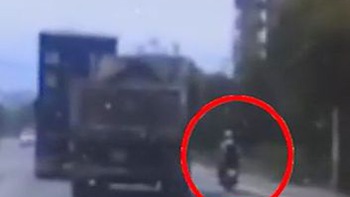 Xe tải vượt ẩu tông nam sinh đi xe máy văng vào vỉa hè