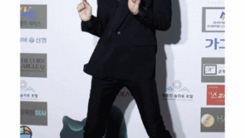 Lee Kwang Soo tạo dáng siêu lầy trên thảm đỏ Golden Film Festival