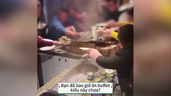Ăn buffet, thực khách Trung Quốc giành hải sản như 'đánh trận'