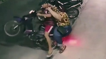 Chàng trai không kiểm soát được xe máy vì chở cô gái quá khổ