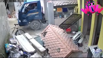 Tài xế lái xe tải căn đường không chuẩn tông sập cổng nhà dân