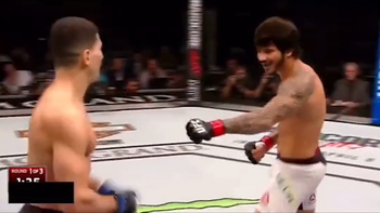 Thi đấu kiểu trêu ngươi, võ sĩ UFC bị đối thủ đấm 'knock out'