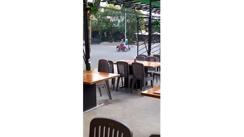 Hai người phụ nữ dừng xe máy giữa ngã tư để 'buôn dưa lê'