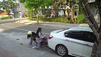 Nữ sinh chạy xe không nhìn đường tông móp đuôi ôtô
