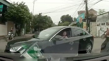 Nữ tài xế ôtô ôm cua ẩu còn trách người khác chạy xe không chú ý